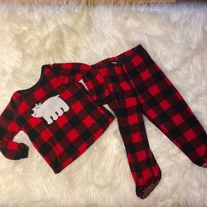 3/25$ HOST PICK Buffalo plaid 2 piece fleece pyjamas footies Size 18-24 mos